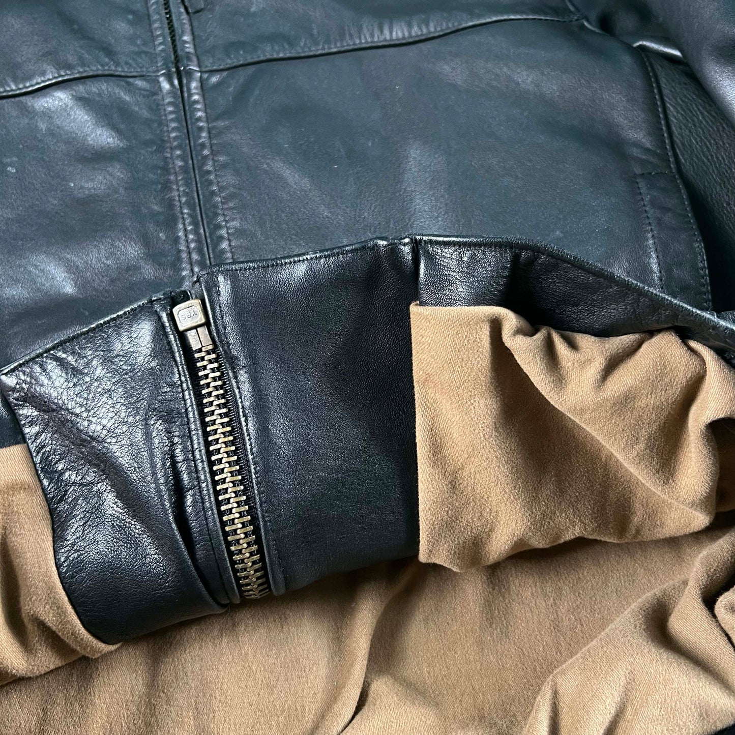 00s Black Leather Bomber Jacket- L