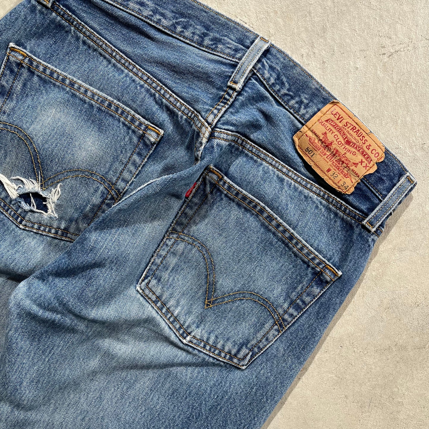00s Distressed Levi's 501s- 32
